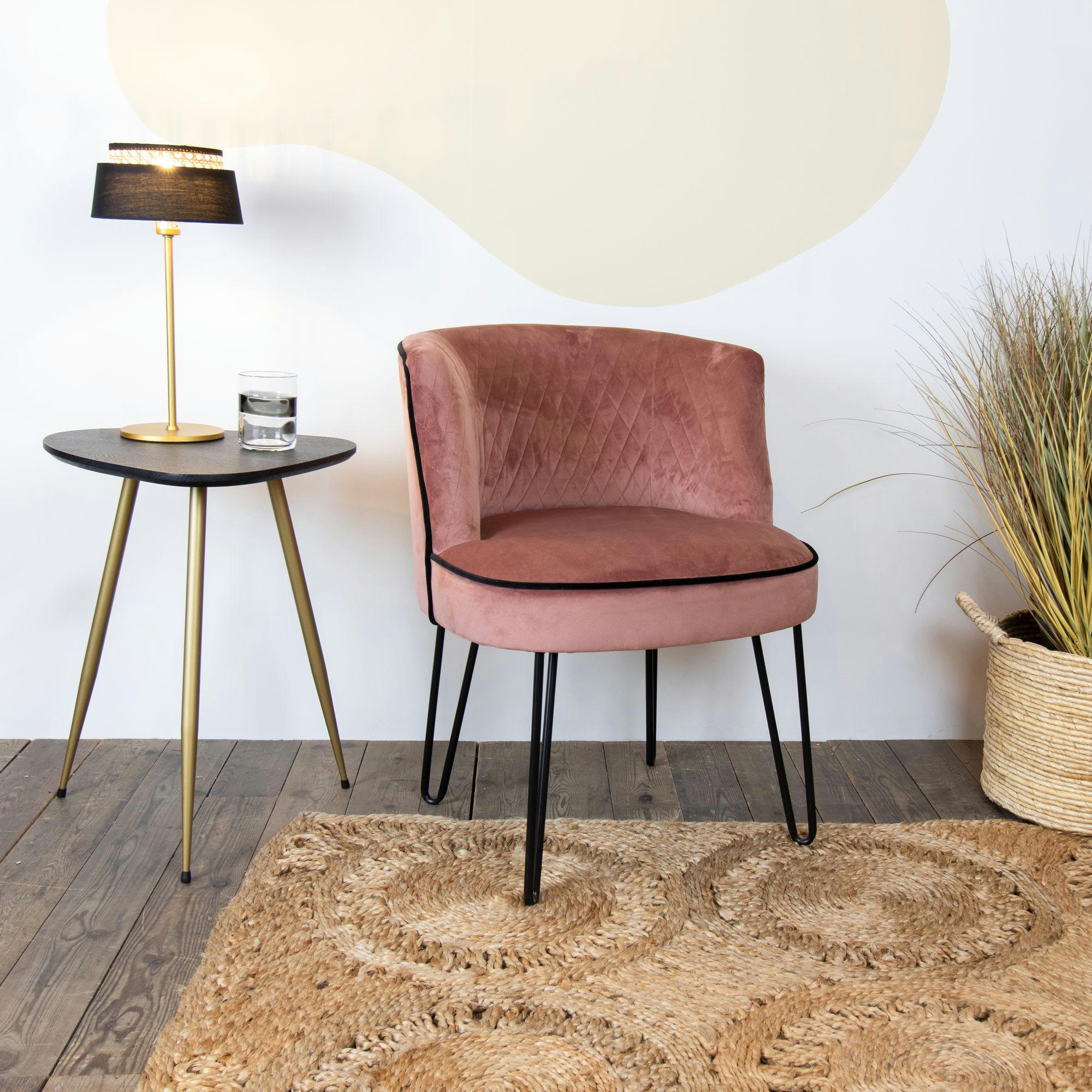 RAJA - Fauteuil en velours matelassé rose et pieds en métal noir