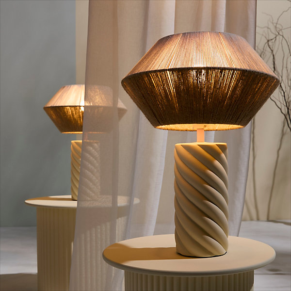 Lampe à poser Twist Maison Paloma – avec pied céramique jaune pâle et abat-jour tissé