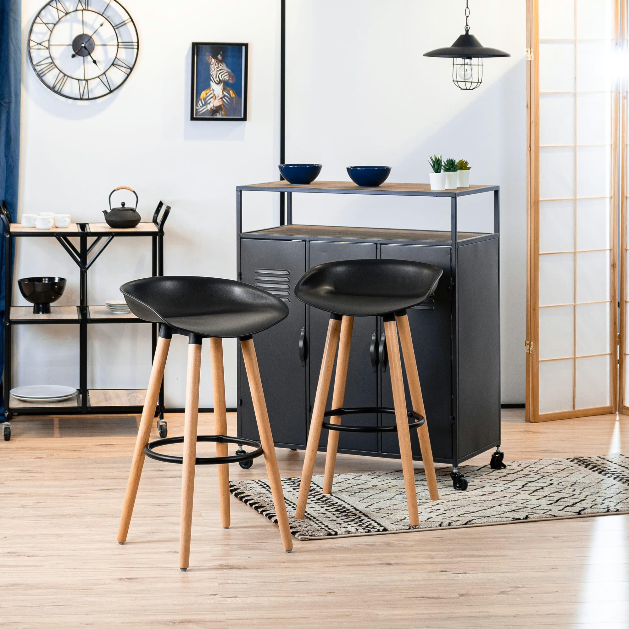 - Lot de 2 tabourets de bar scandinaves en resine noir et pieds en bois
