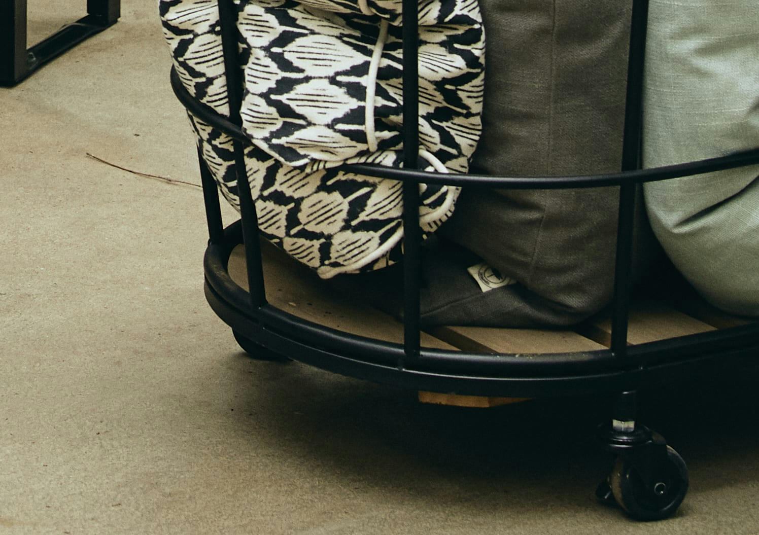 DOWNTOWN - Corbeille sur roulettes en métal noir