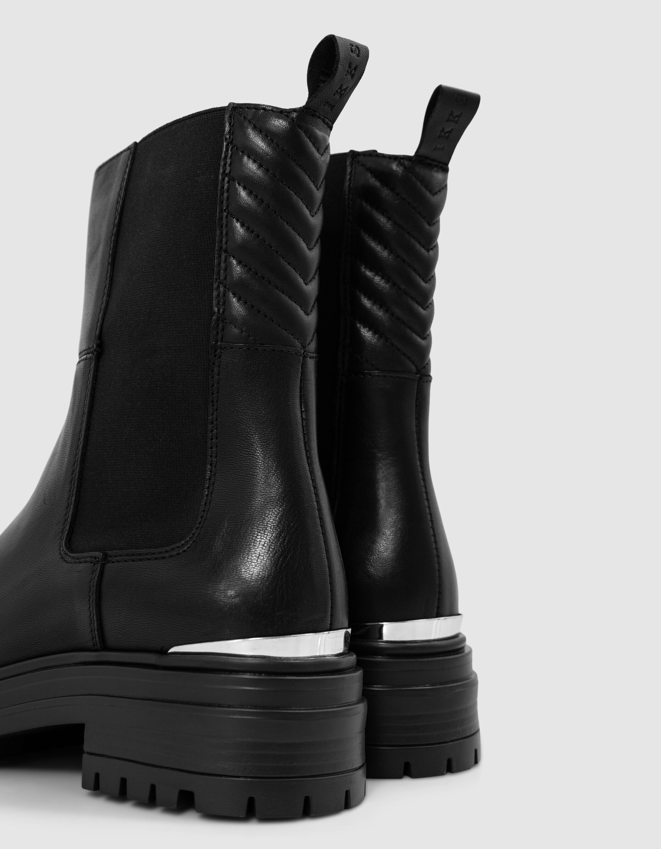 Chelsa boots noires cuir barrette métal Femme