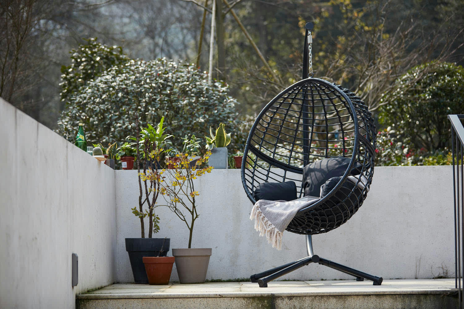 AUROA - Fauteuil suspendu en résine tressée noir