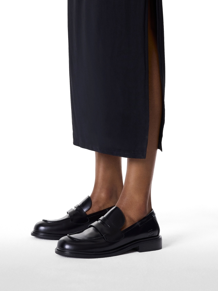 Classic leather shoes in black color