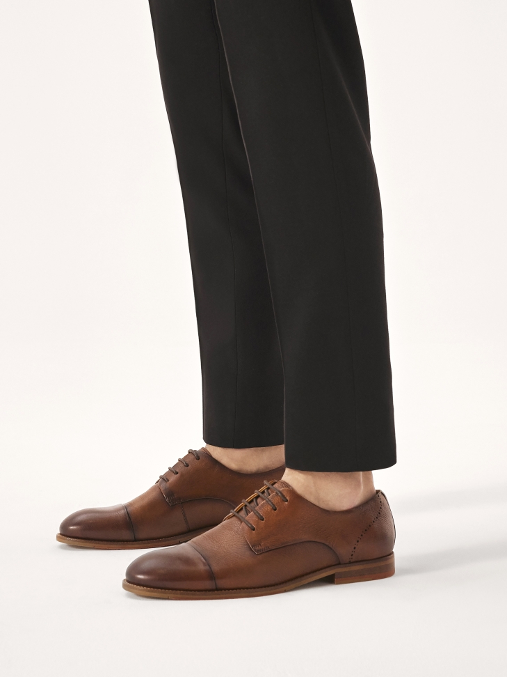 Leather shoes with rosette decoration on the heel