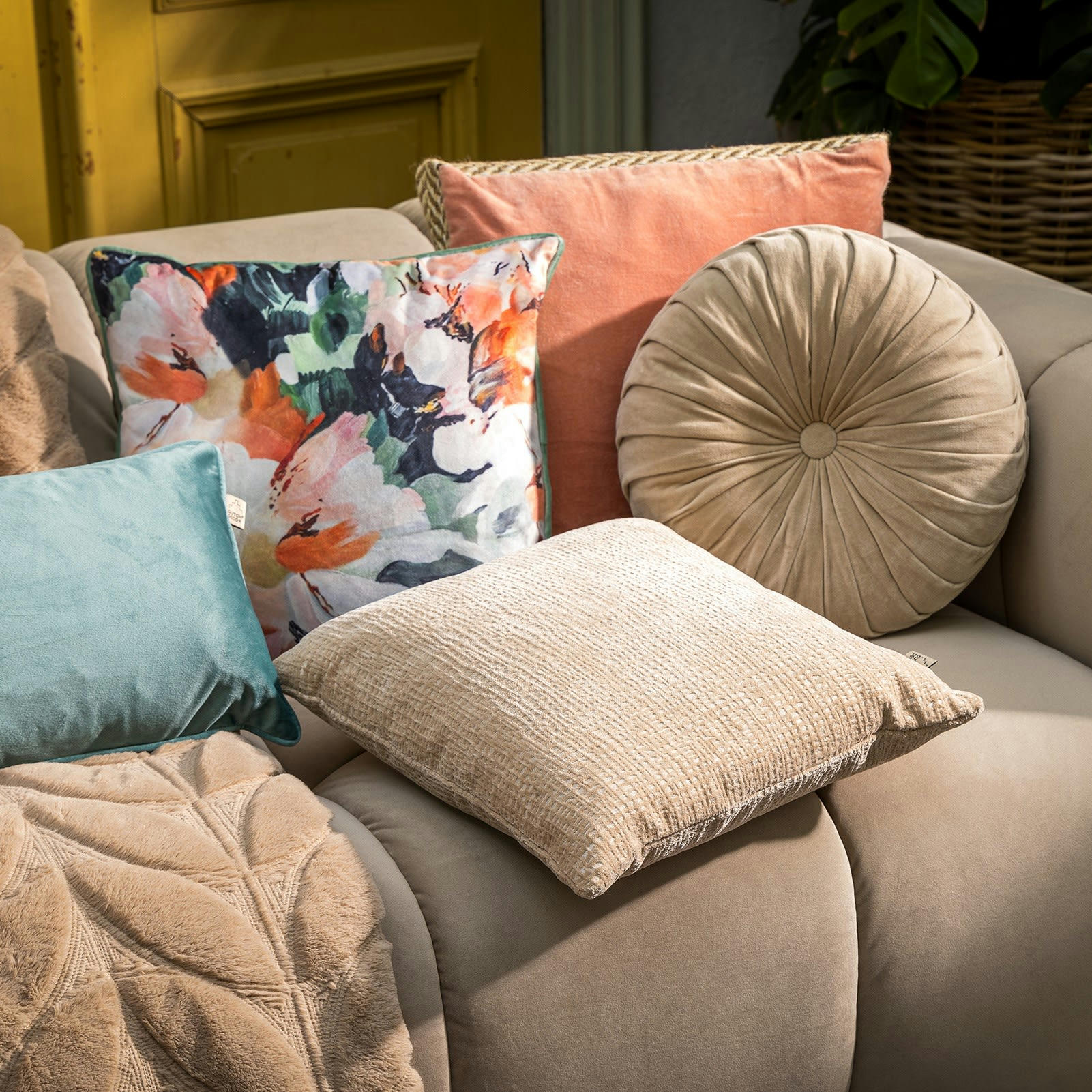 KAJA - Coussin rond beige en velours 40 cm uni