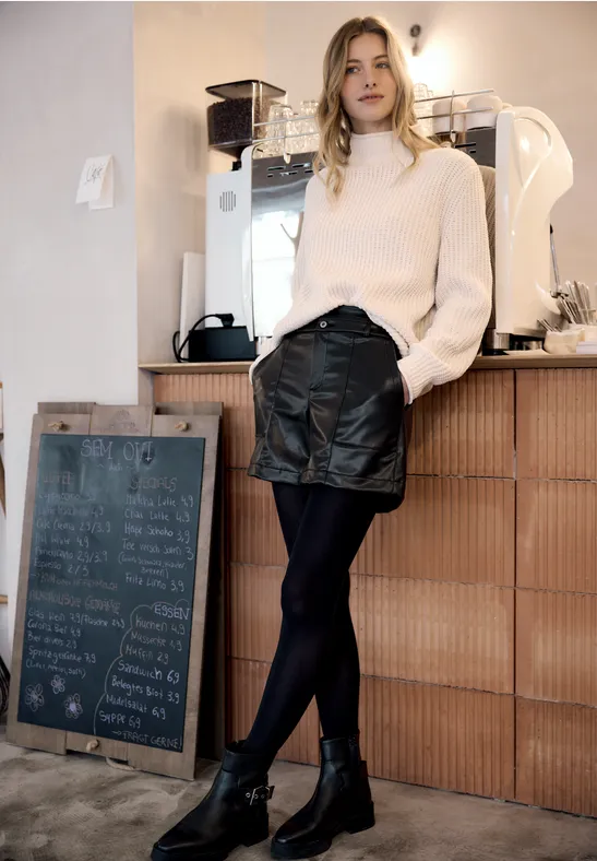 Shorts in Leder-Optik