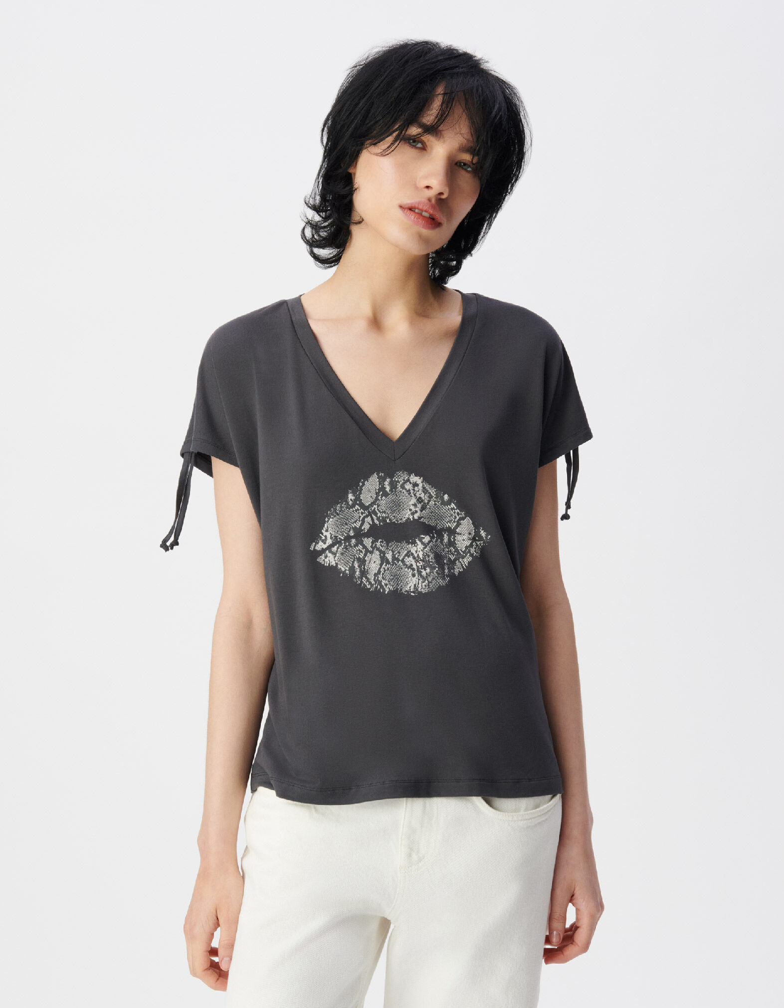 Tee-shirt col V gris motif bouche effet python Femme