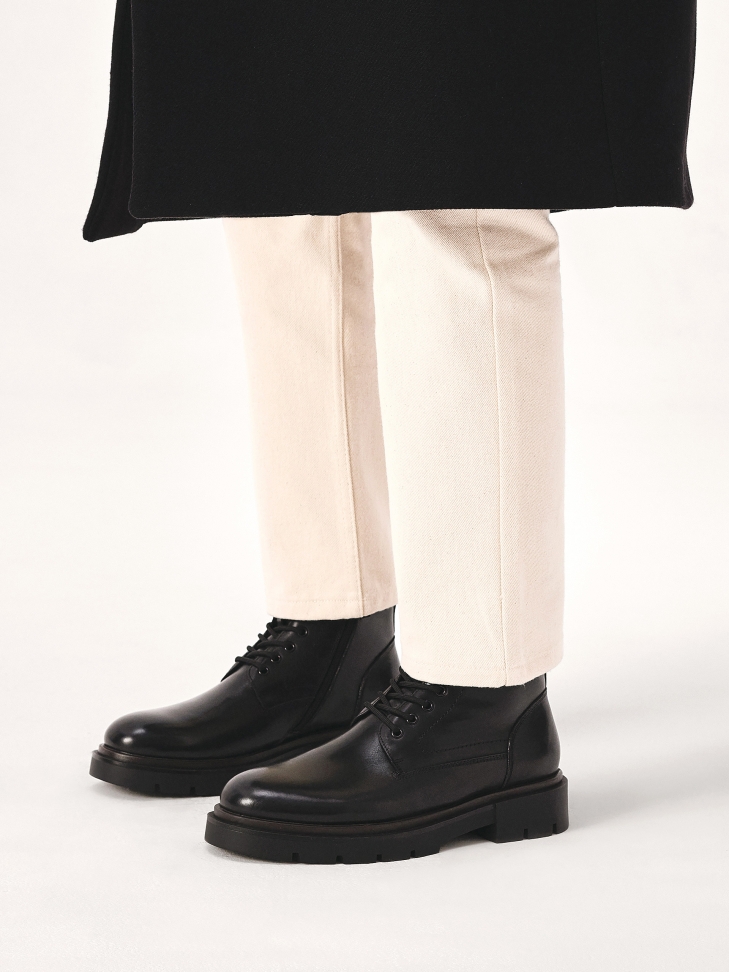 Classic men's boots with lace-up upper