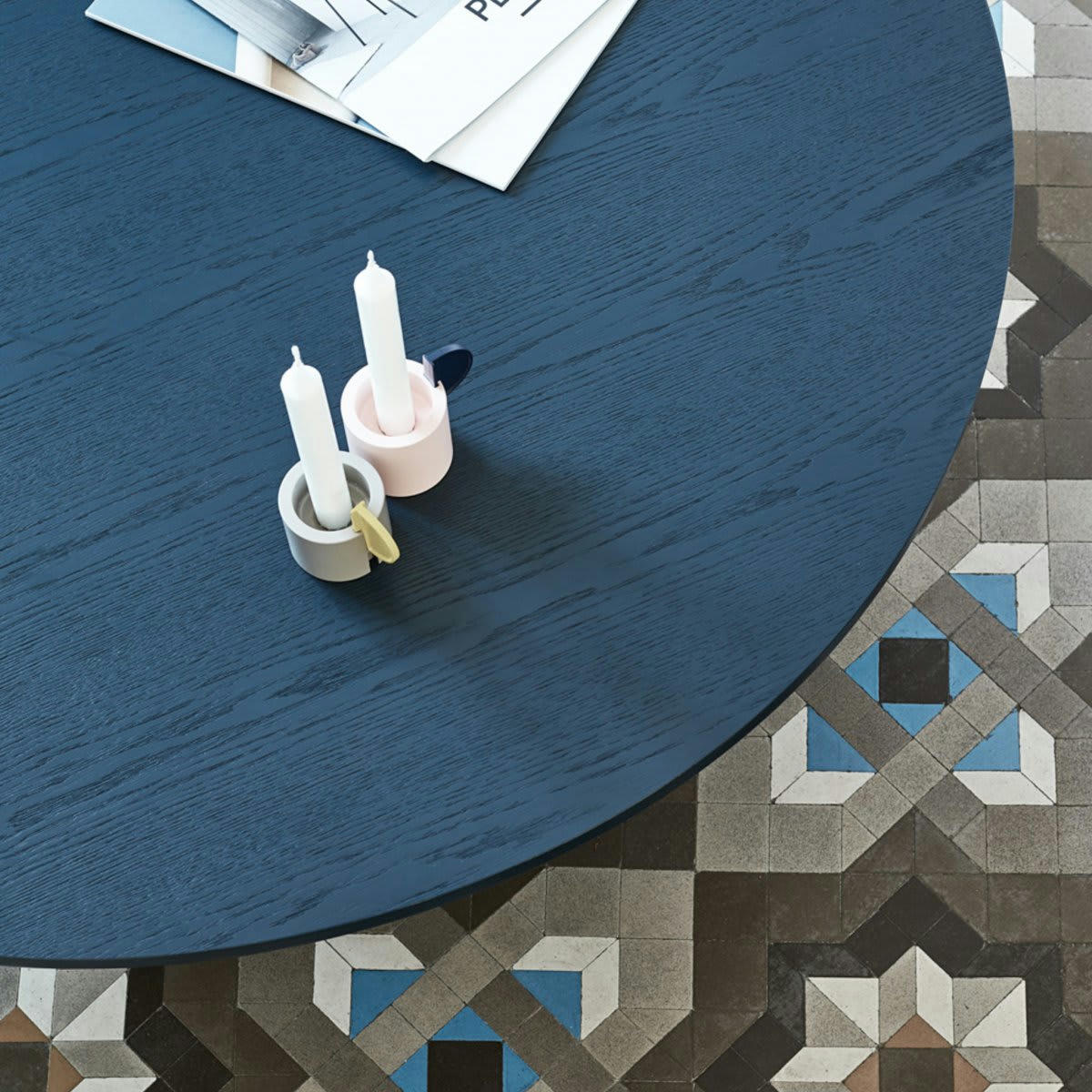 CEP - Table basse ronde 110cm en bois et pied central rond bleu foncé