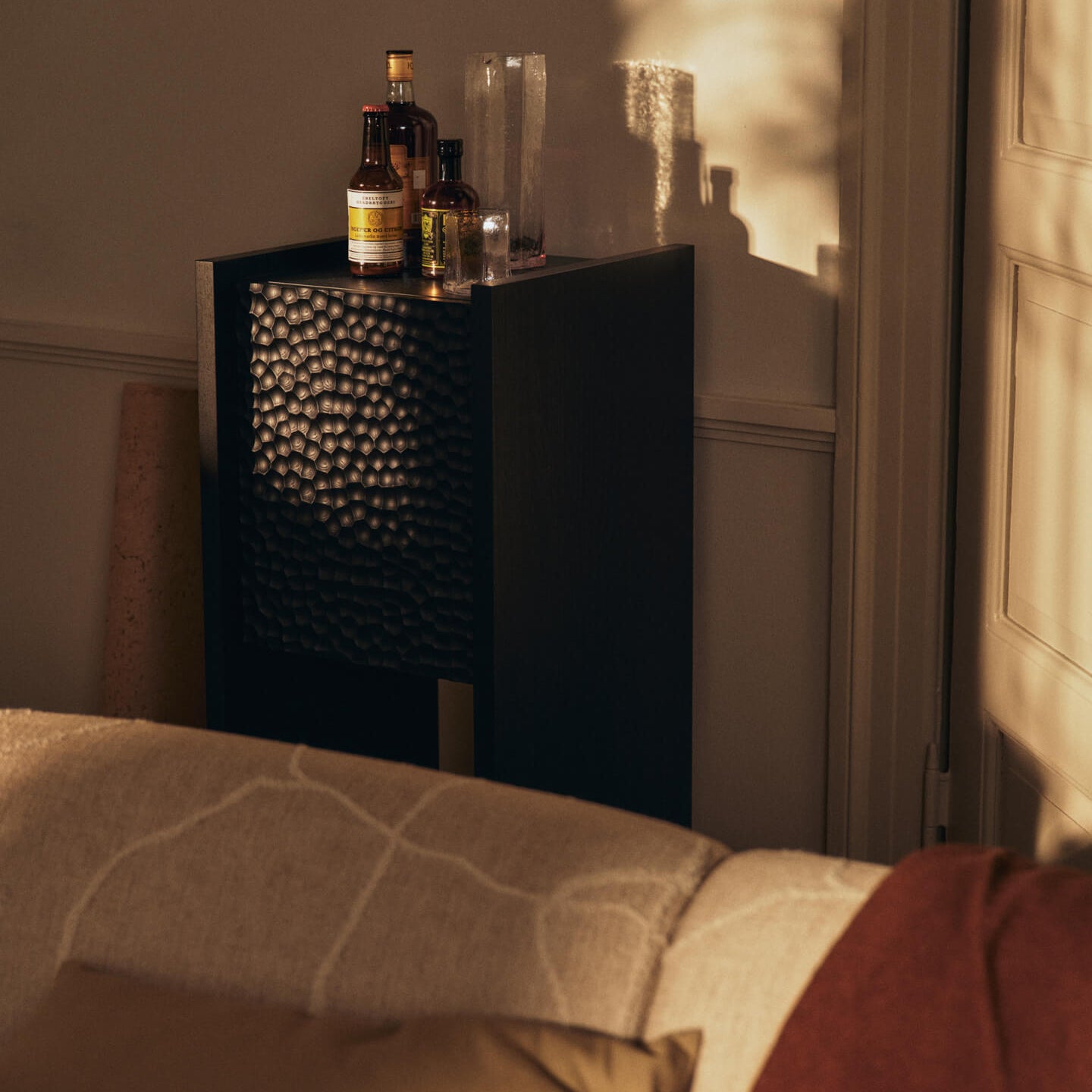 Ferm Living Scarni Pedestal Kast - Dark Stained Ash