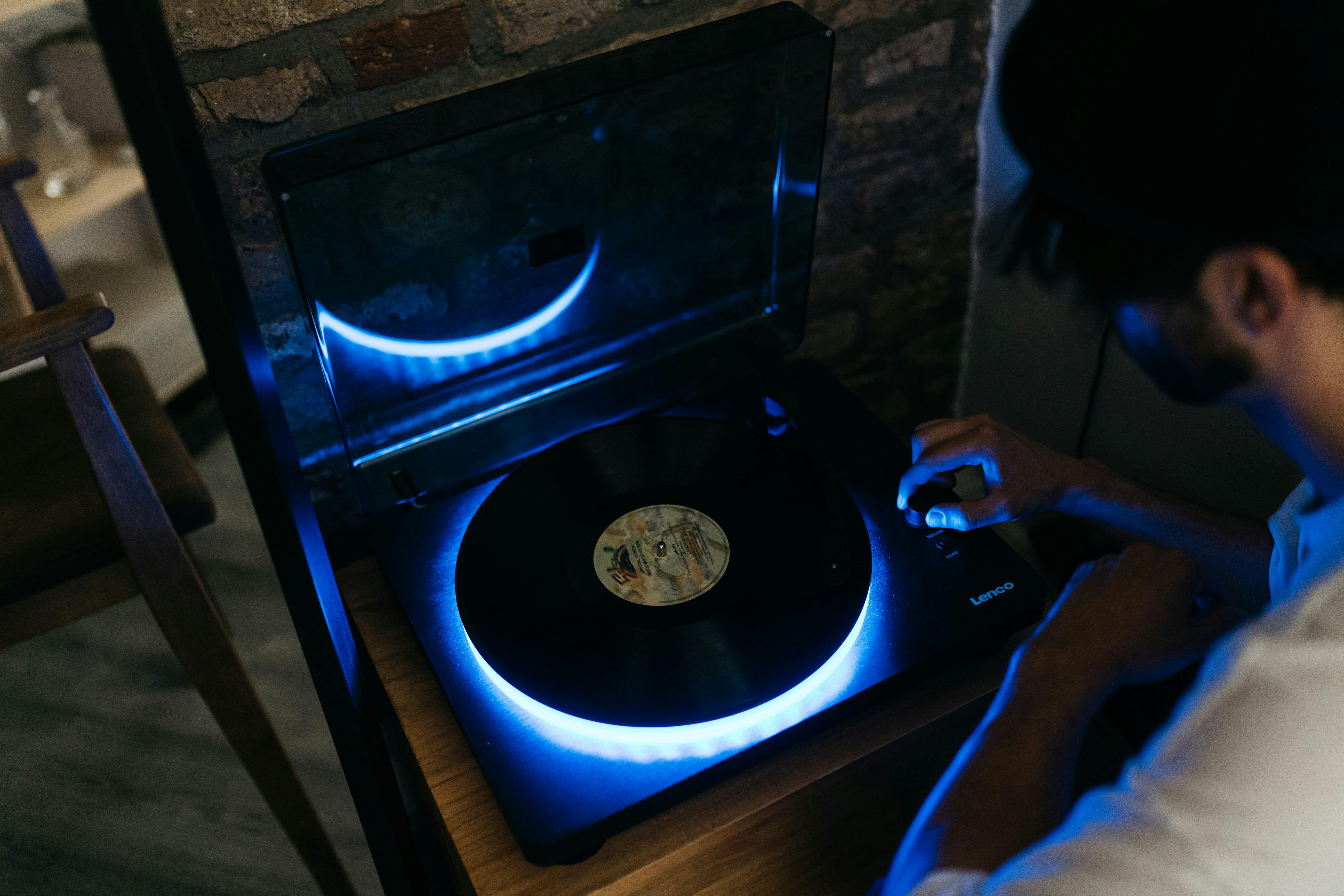 - Platine vinyle avec haut-parleurs intégrés et