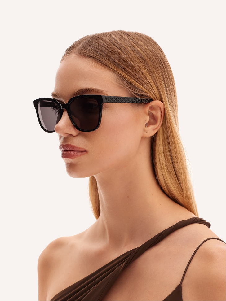 Ladies' timeless black sunglasses