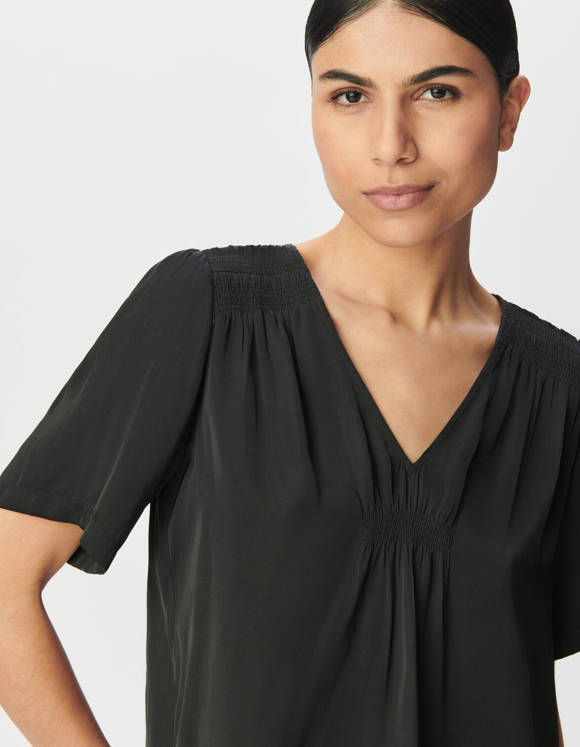 Top manches courtes kaki satiné détails smocks Femme