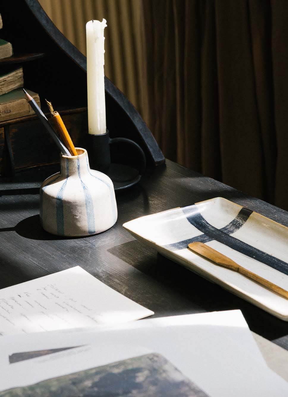 VIDE-POCHE RECTANGULAIRE EN CÉRAMIQUE BICOLORE ECRU/NOIR