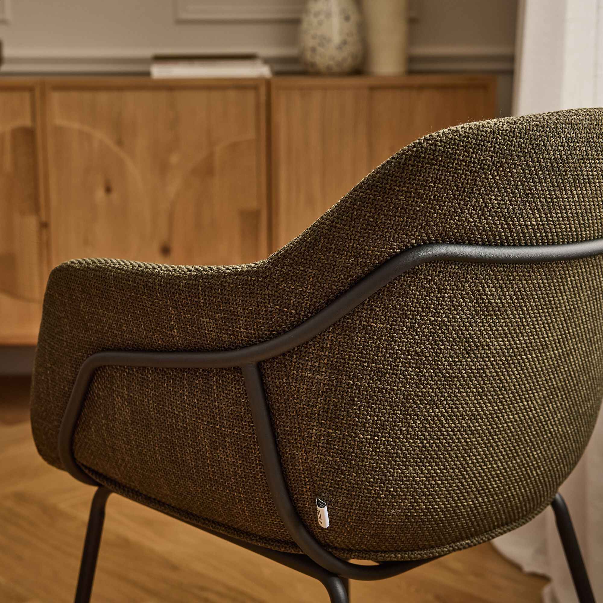 CHLOE - Chaise de repas avec accoudoirs en tissu - vert cèdre