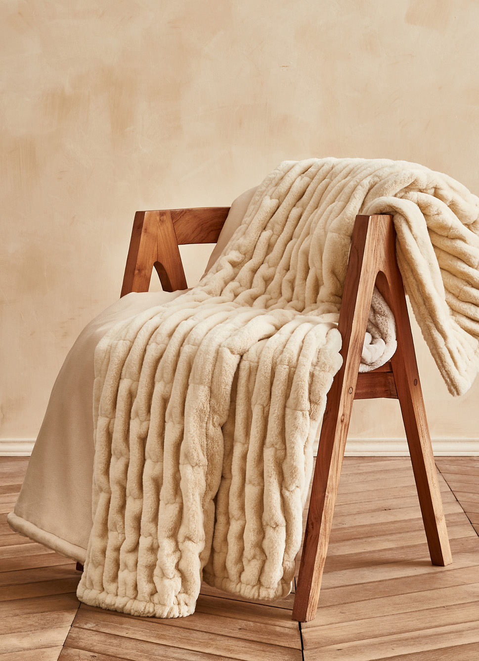 PLAID EN FAUSSE FOURRURE à RELIEF ECRU