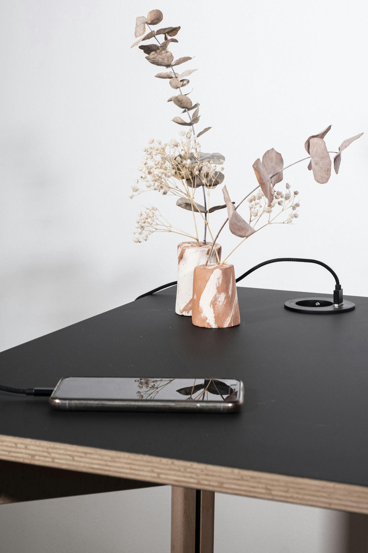 - Bureau compact 100x60 noir avec pieds en hêtre massif