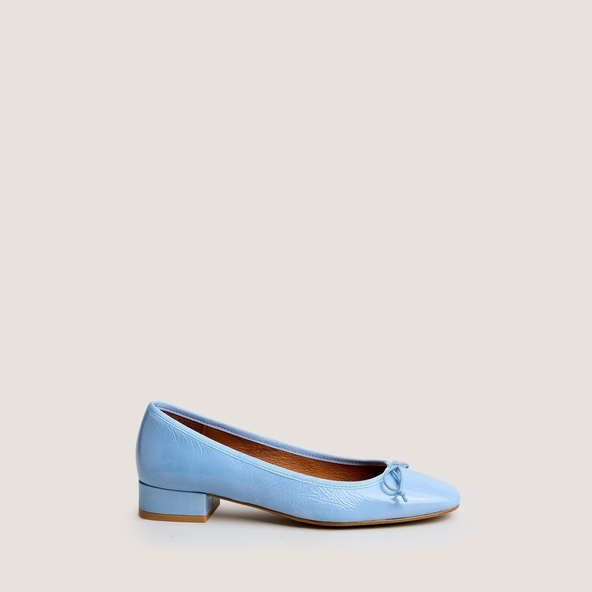 Ballerines à talonsen vernis plissé bleu ciel | DADOU