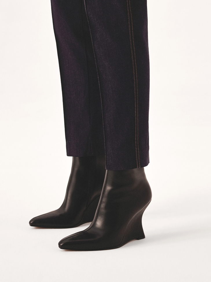 Black boots on finesse anchors