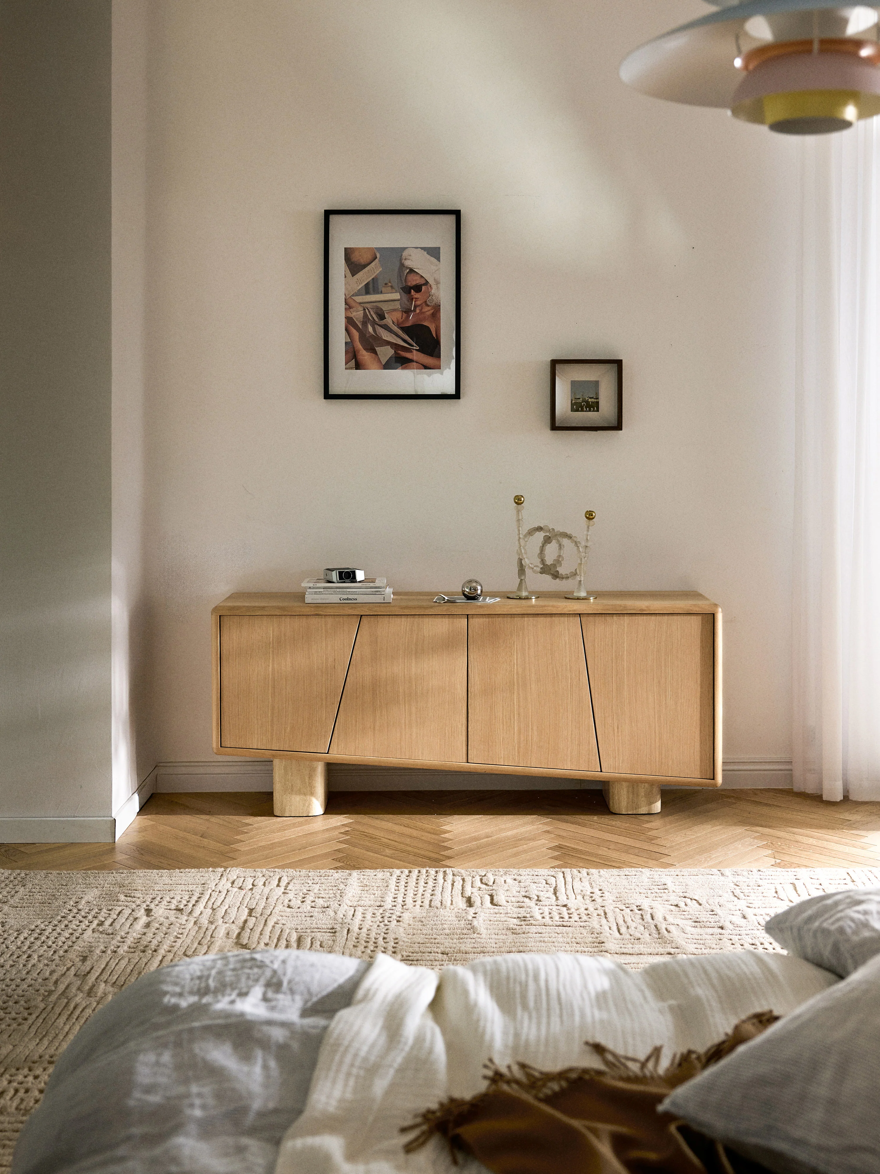 Holz-Sideboard Tundra mit Travertin-Beinen