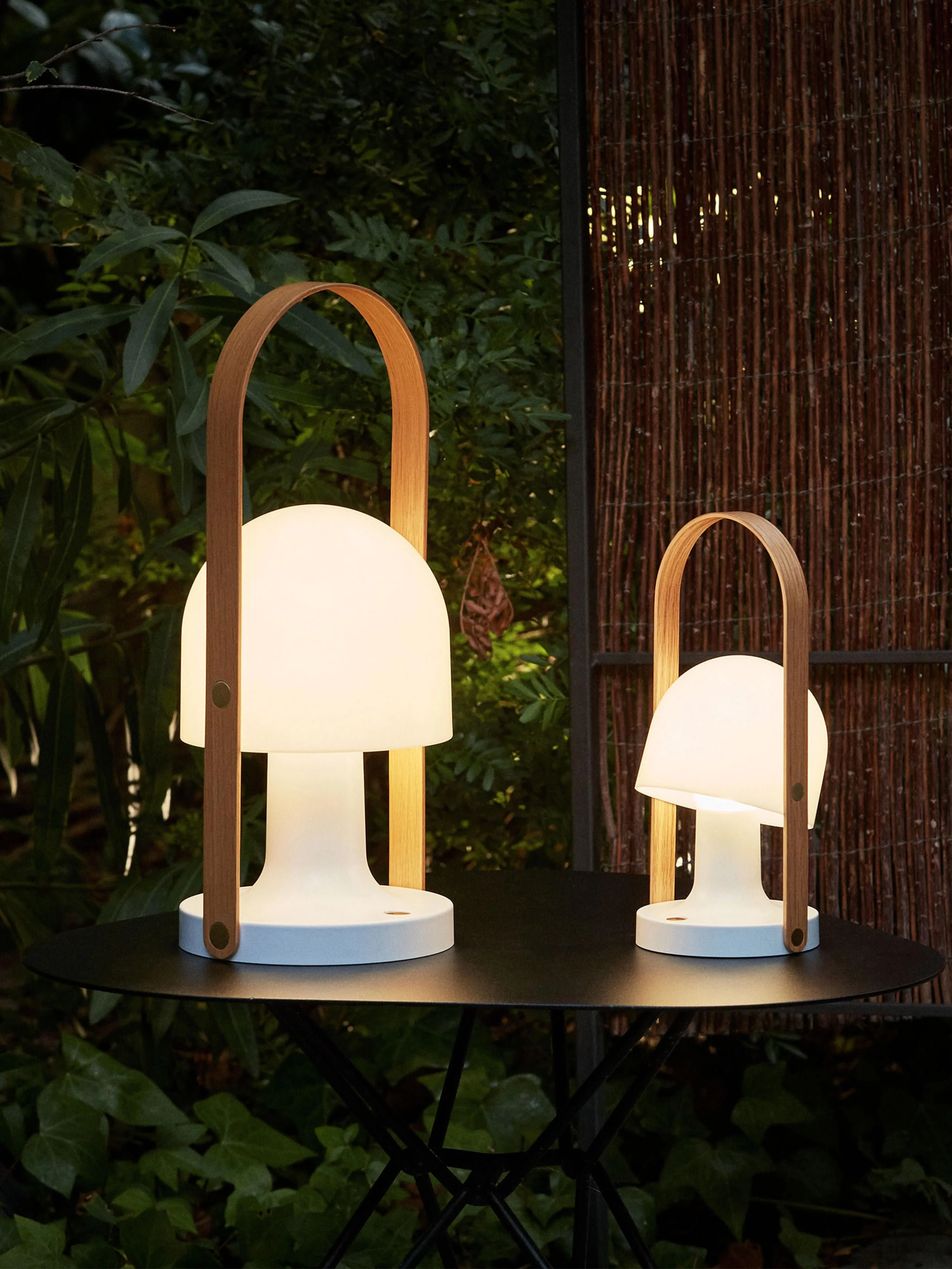 Mobile dimmbare LED-Tischlampe Followme mit verstellbarem Lampenschirm
