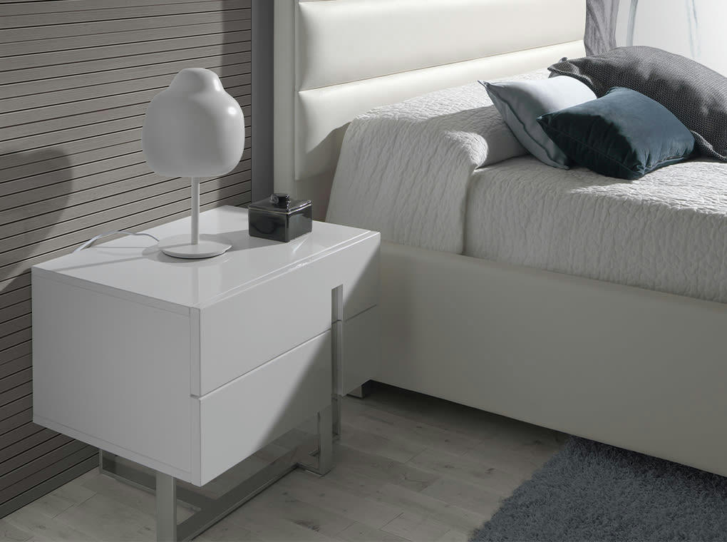 - Table de chevet en bois blanc et acier