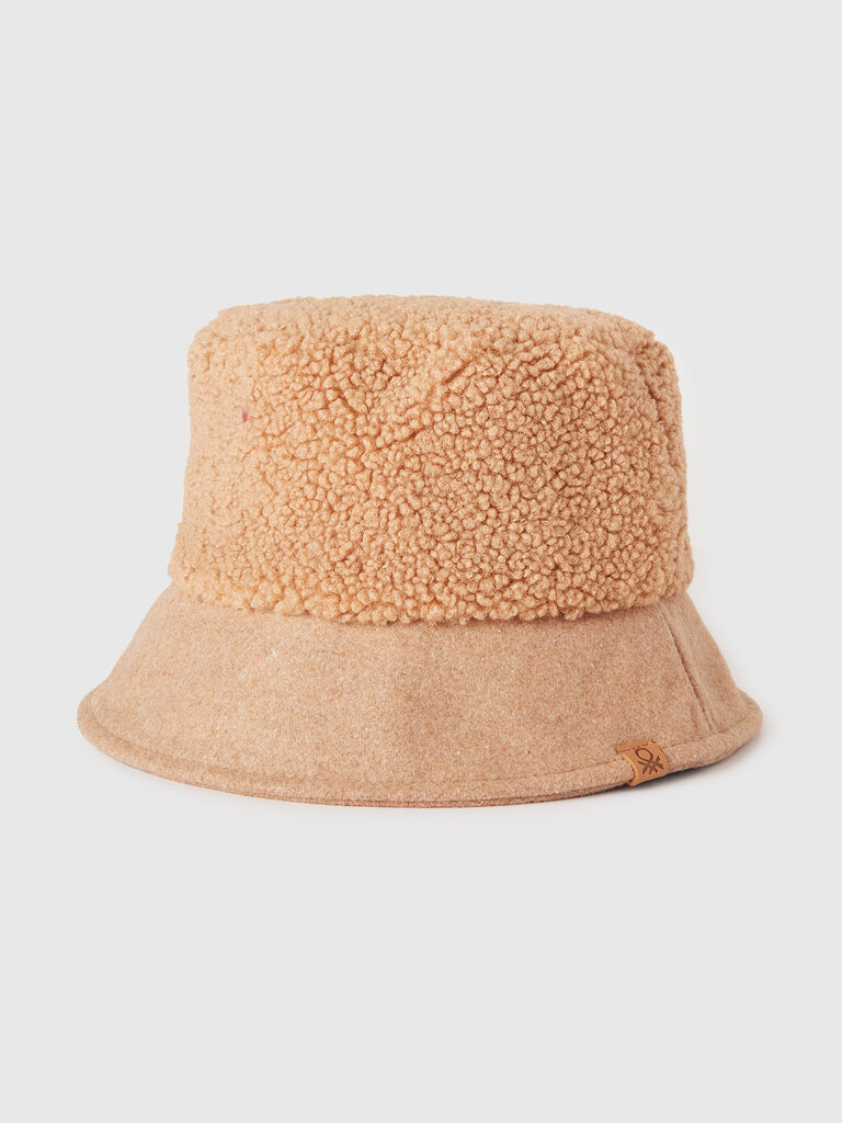 Bucket hat in faux fur