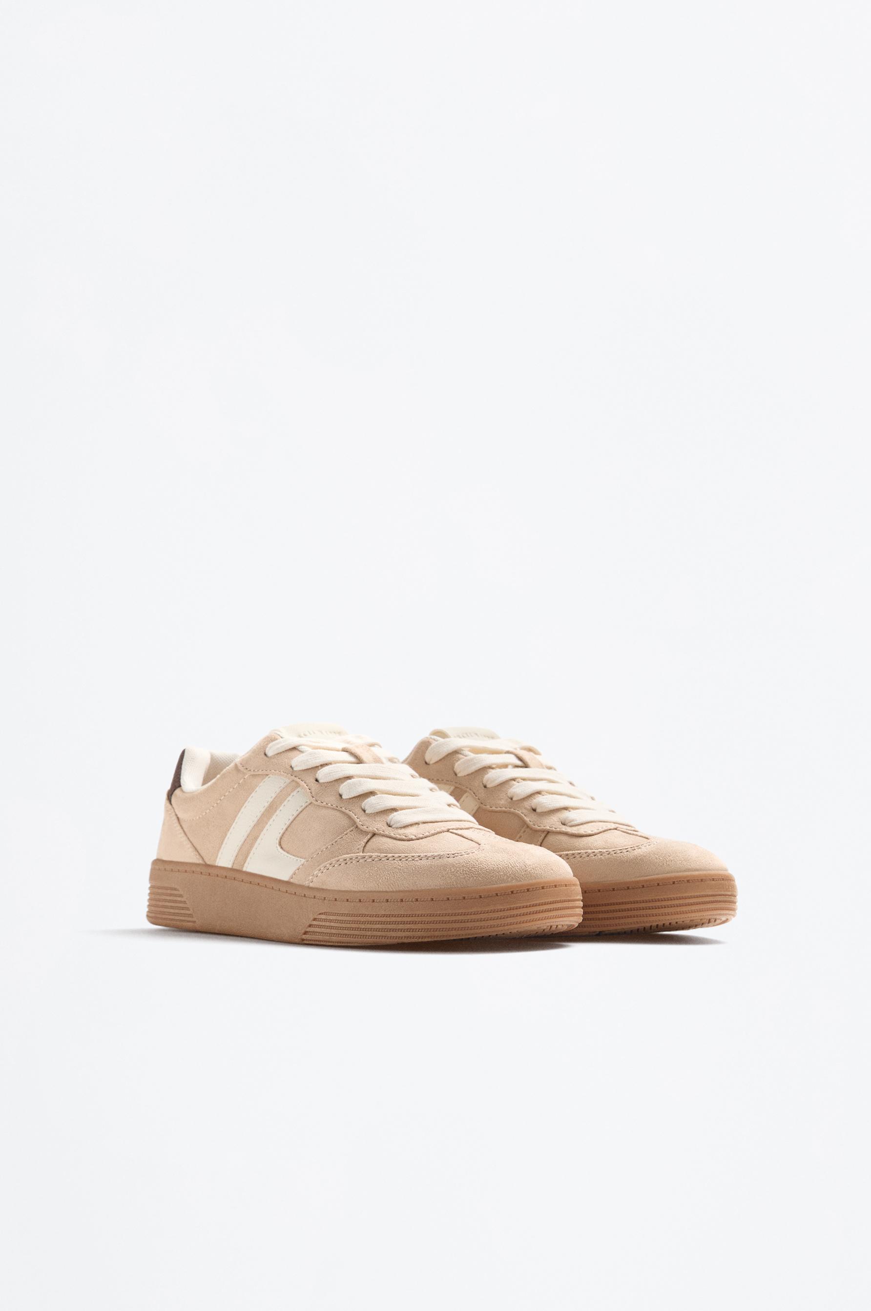 Zapatilla retro detalle