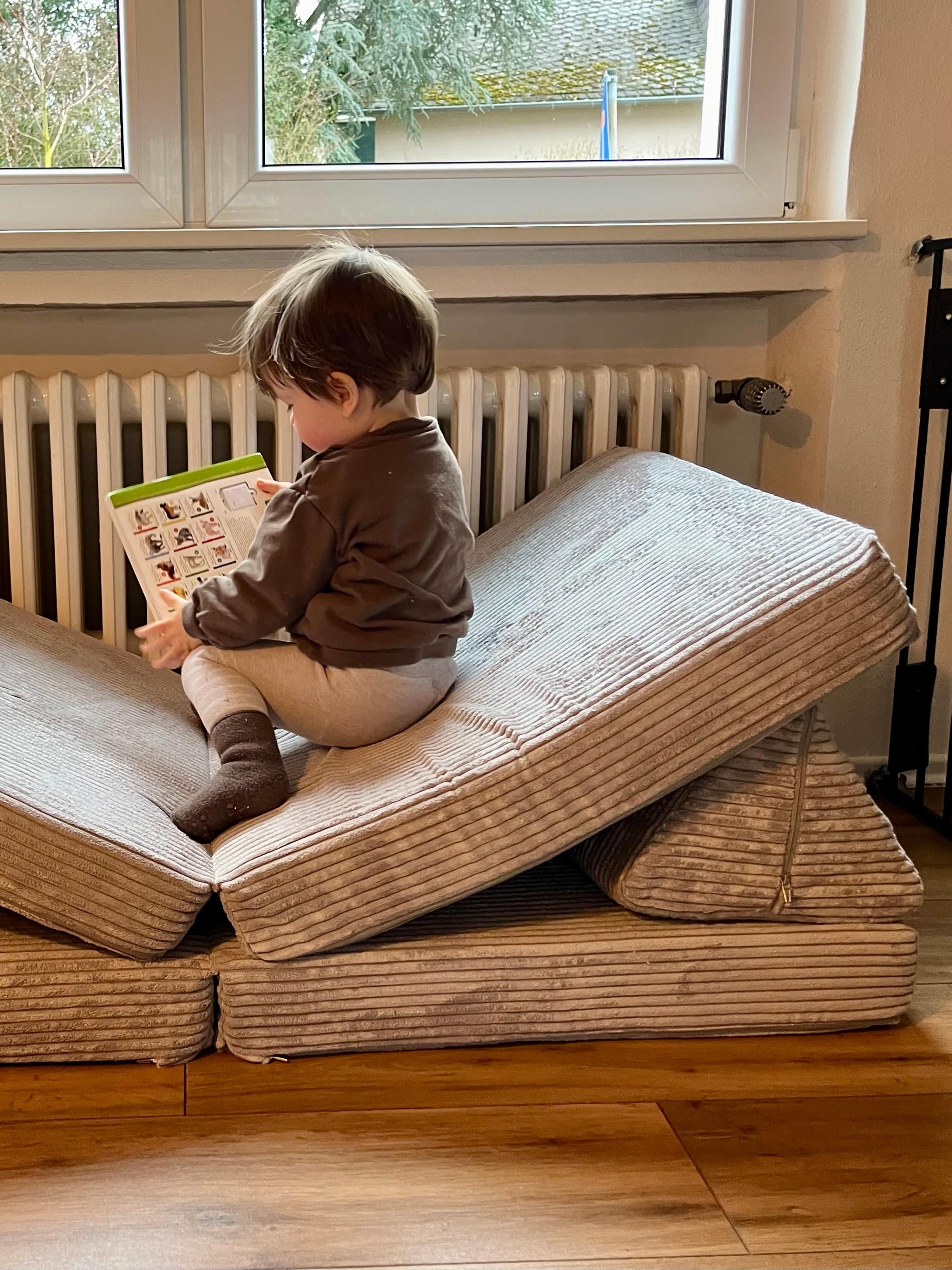 Modulares Spielsofa Mila aus Cord, handgefertigt