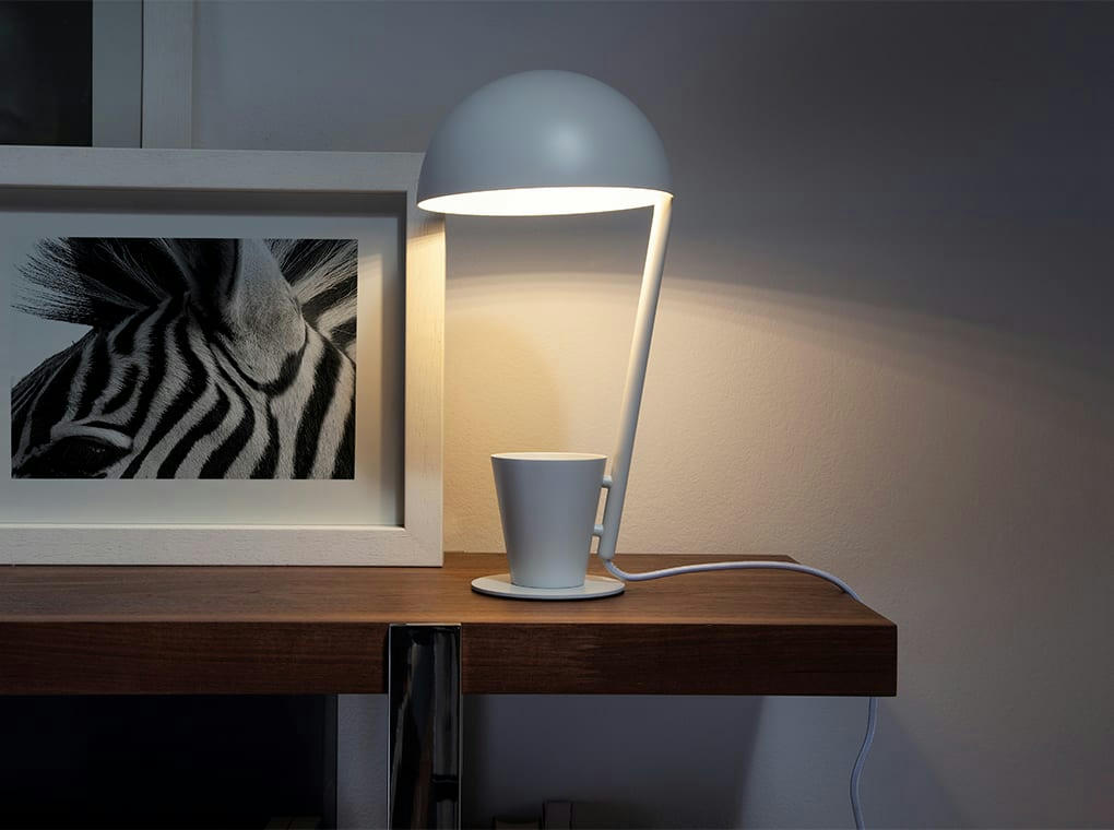 - Lampe de table en acier blanc