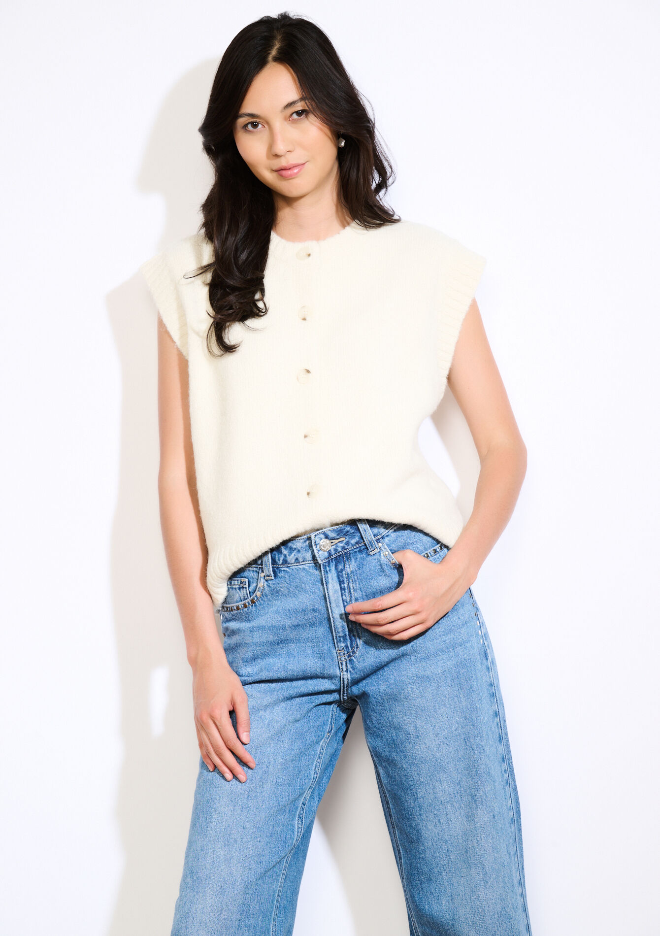 Mouwloze gebreide vest met knopen