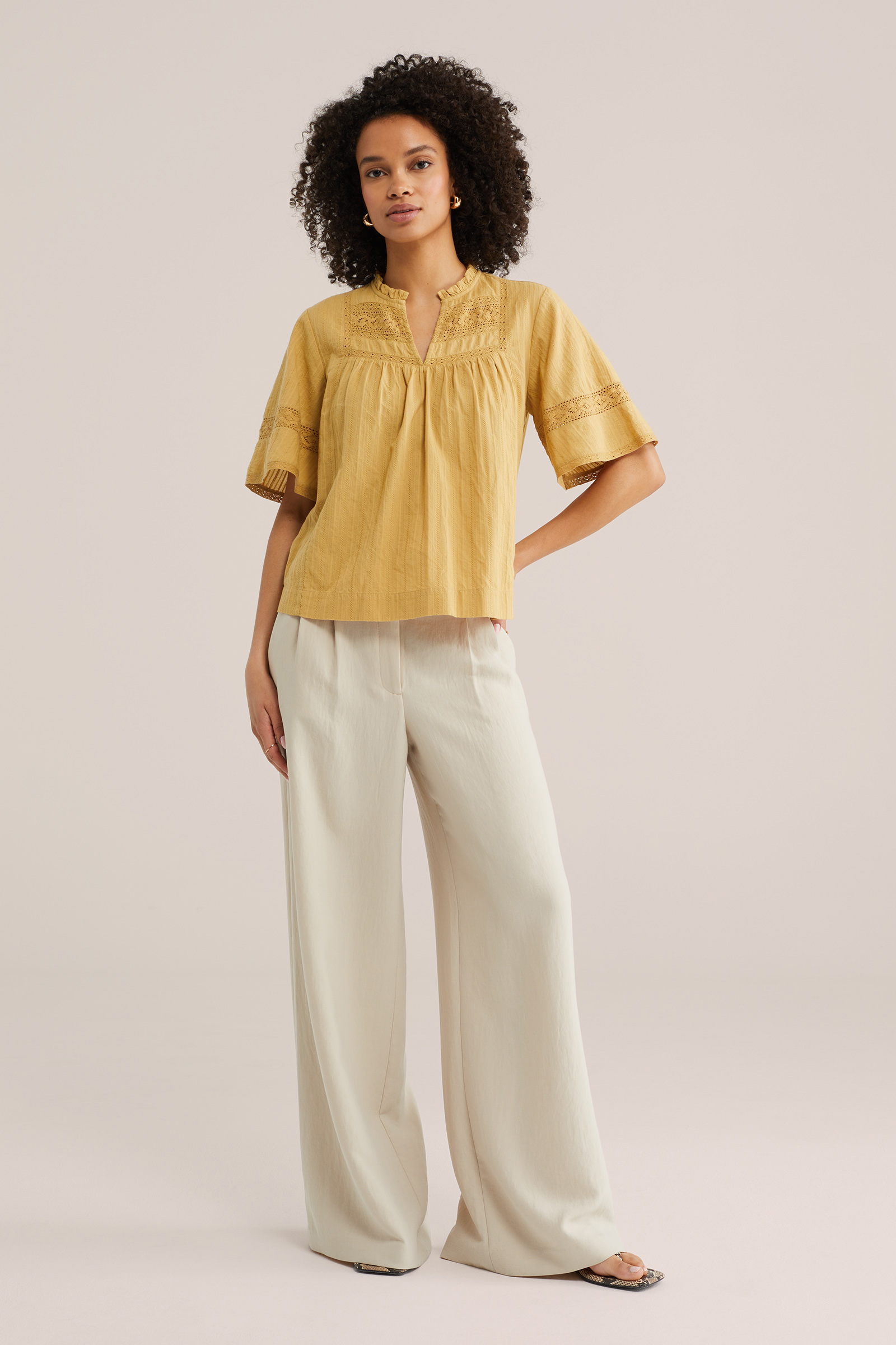 Dames blouse met embroideries