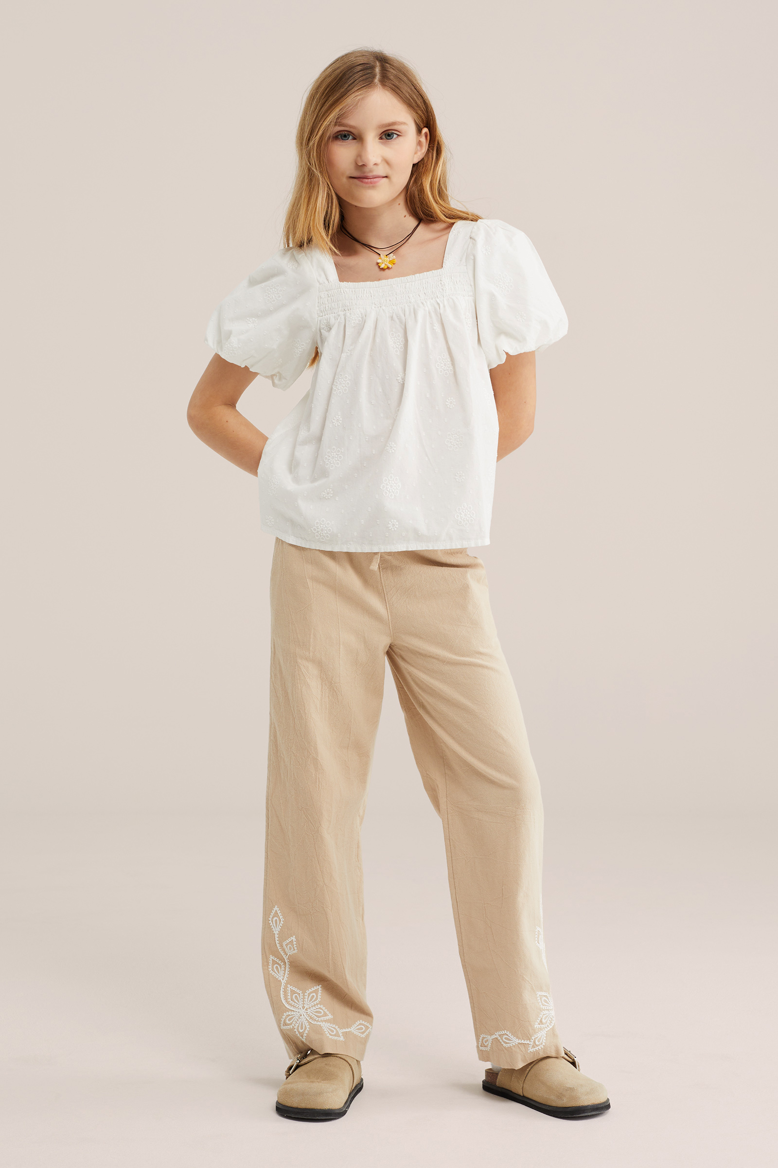 Meisjes blouse met embroideries en ballonmouwen