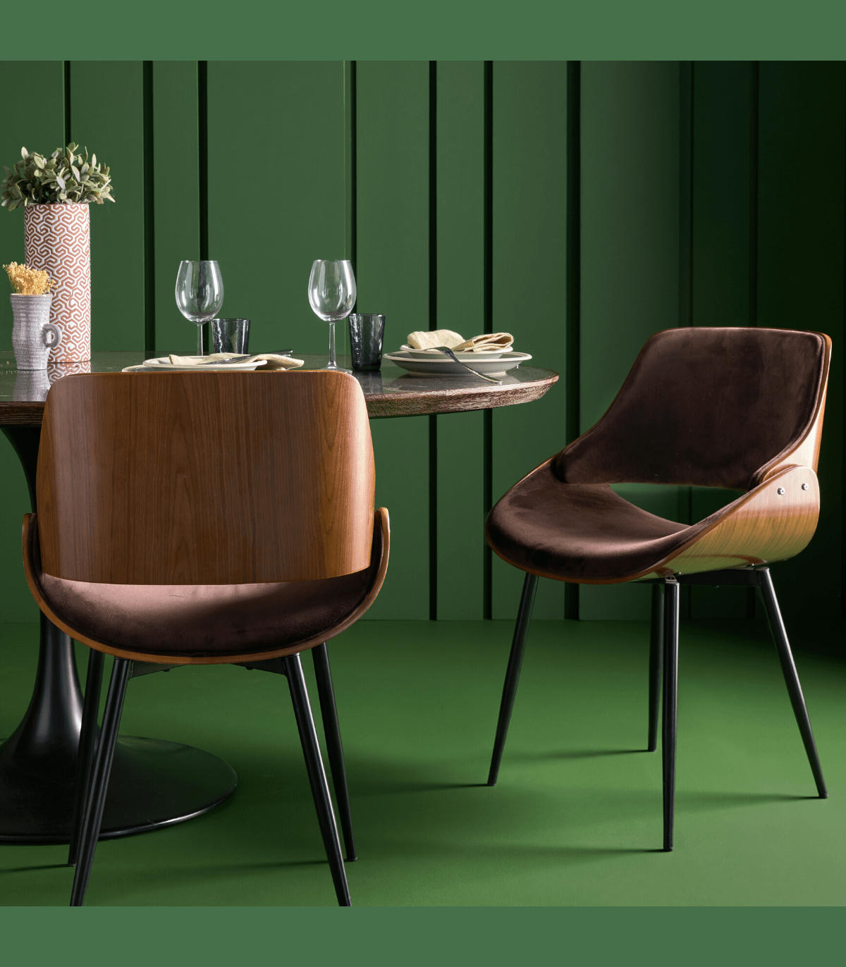 - Lot de 4 chaises avec assise en velours brun