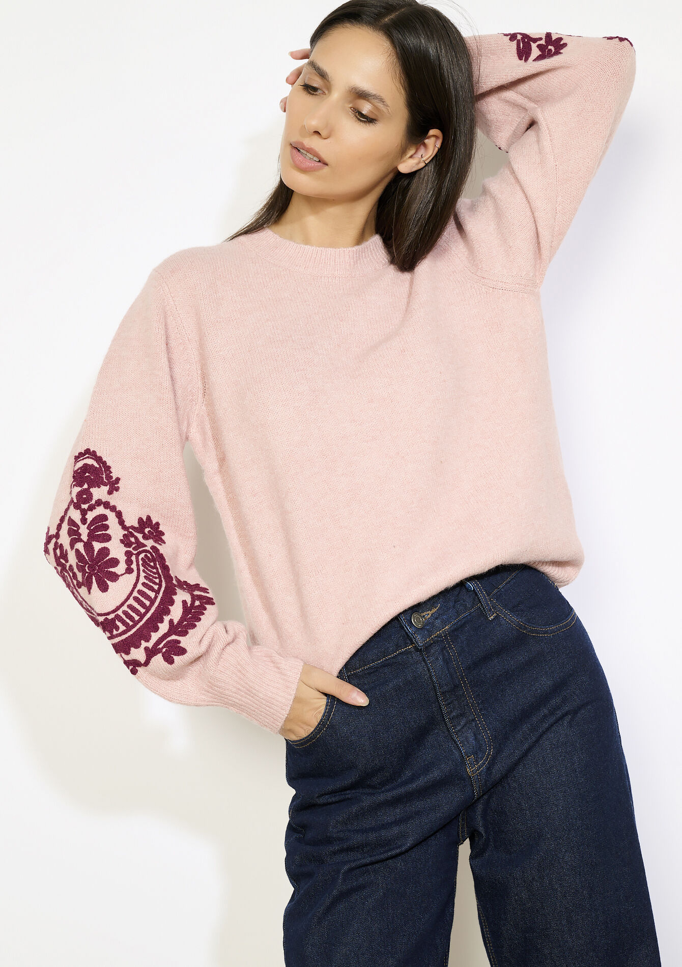 Gebreide trui met borduursel