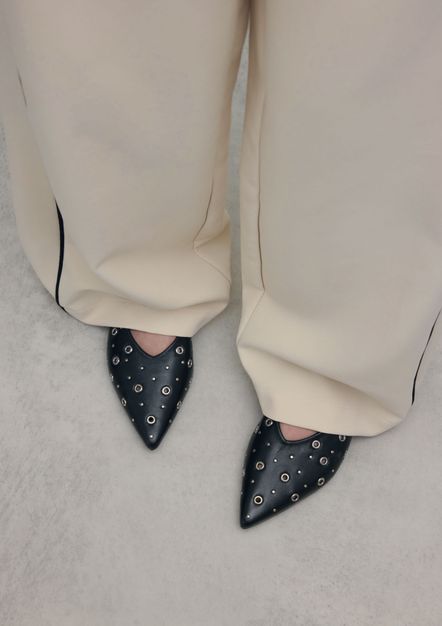 Zwarte leren slingbacks met zilverkleurige studs