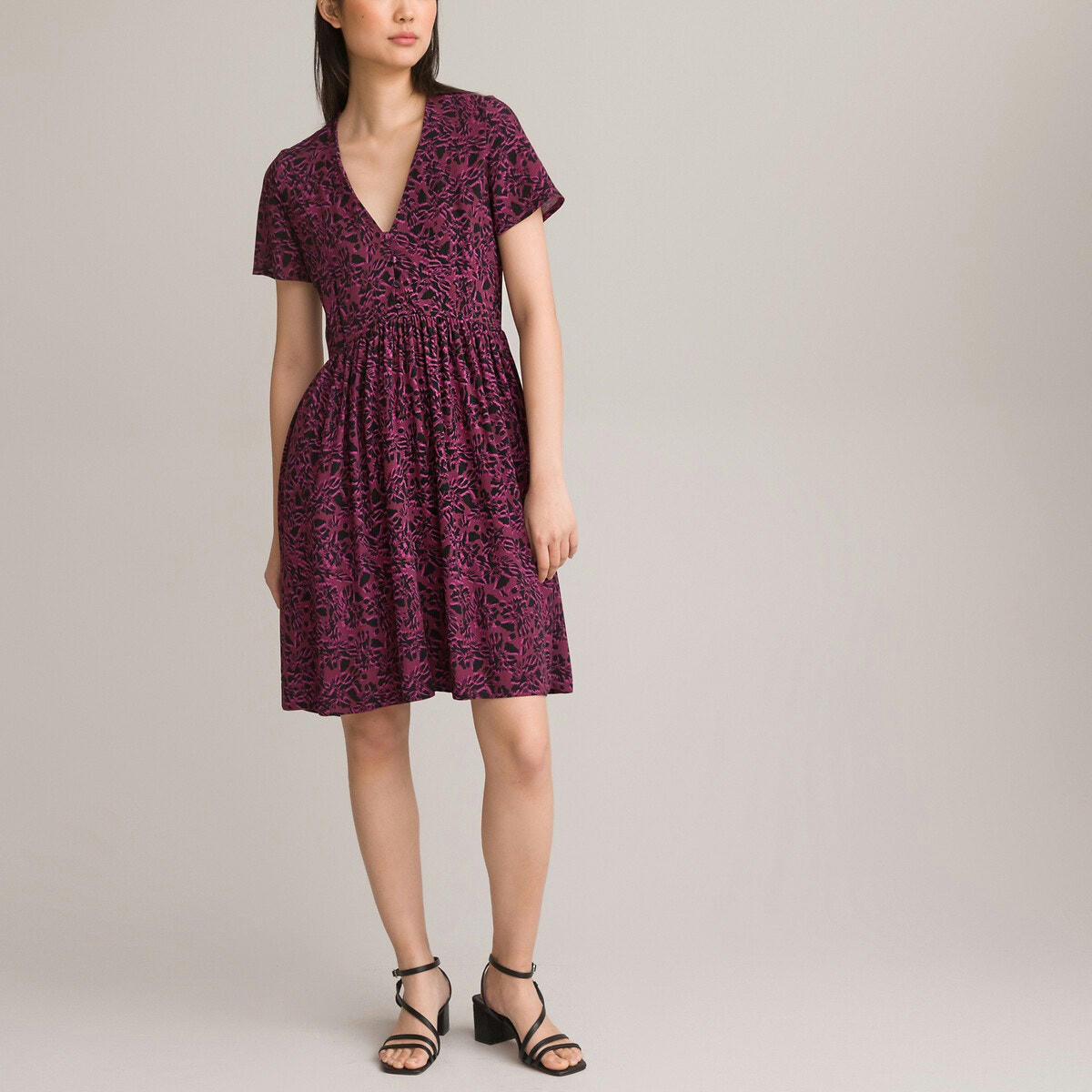 Robe évasée col V, manches courtes imprimée