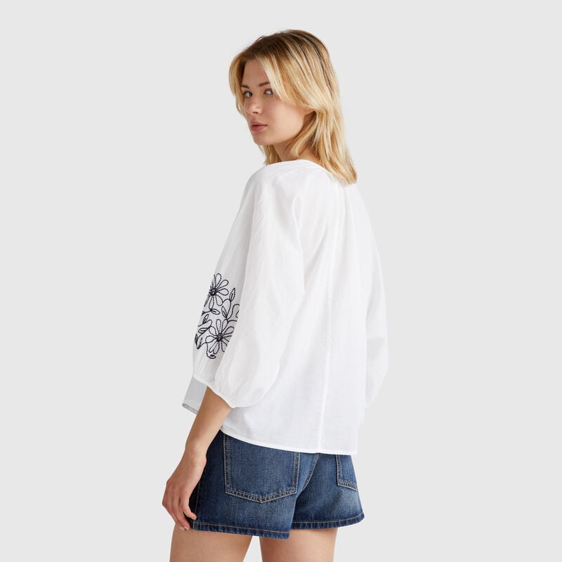 Blouse with floral embroidery