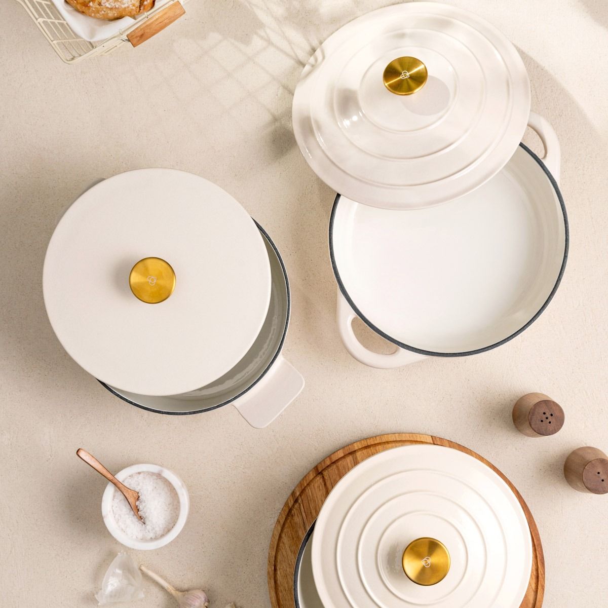 Garnek żeliwny ANDREAS beżowy płaski, 28 cm 2,5 l