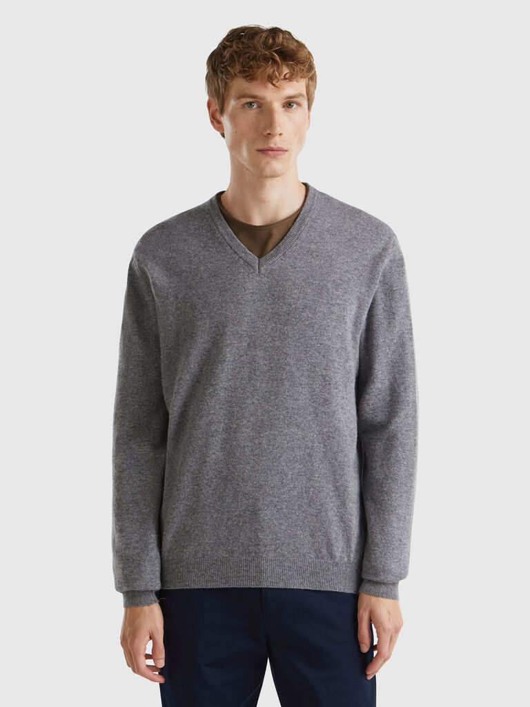 Gray V-neck sweater in pure Merino wool