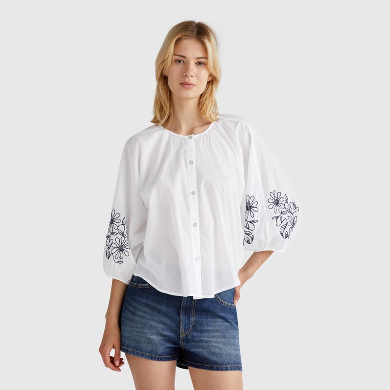 Blouse with floral embroidery