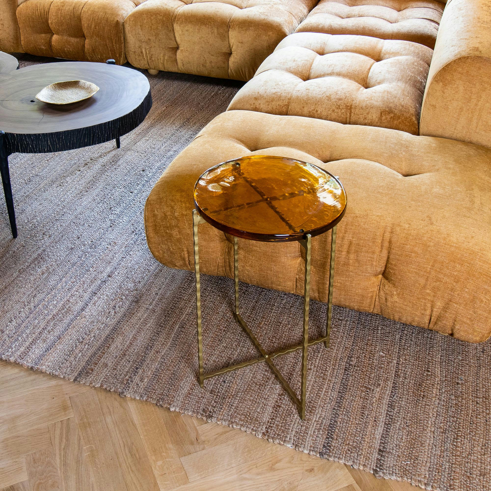 BELLI - Table d'appoint avec plateau en verre ambre et pieds en métal doré