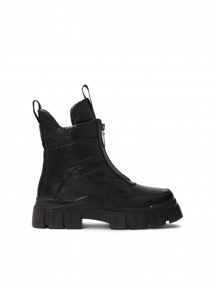 Black snow boots with puff upper