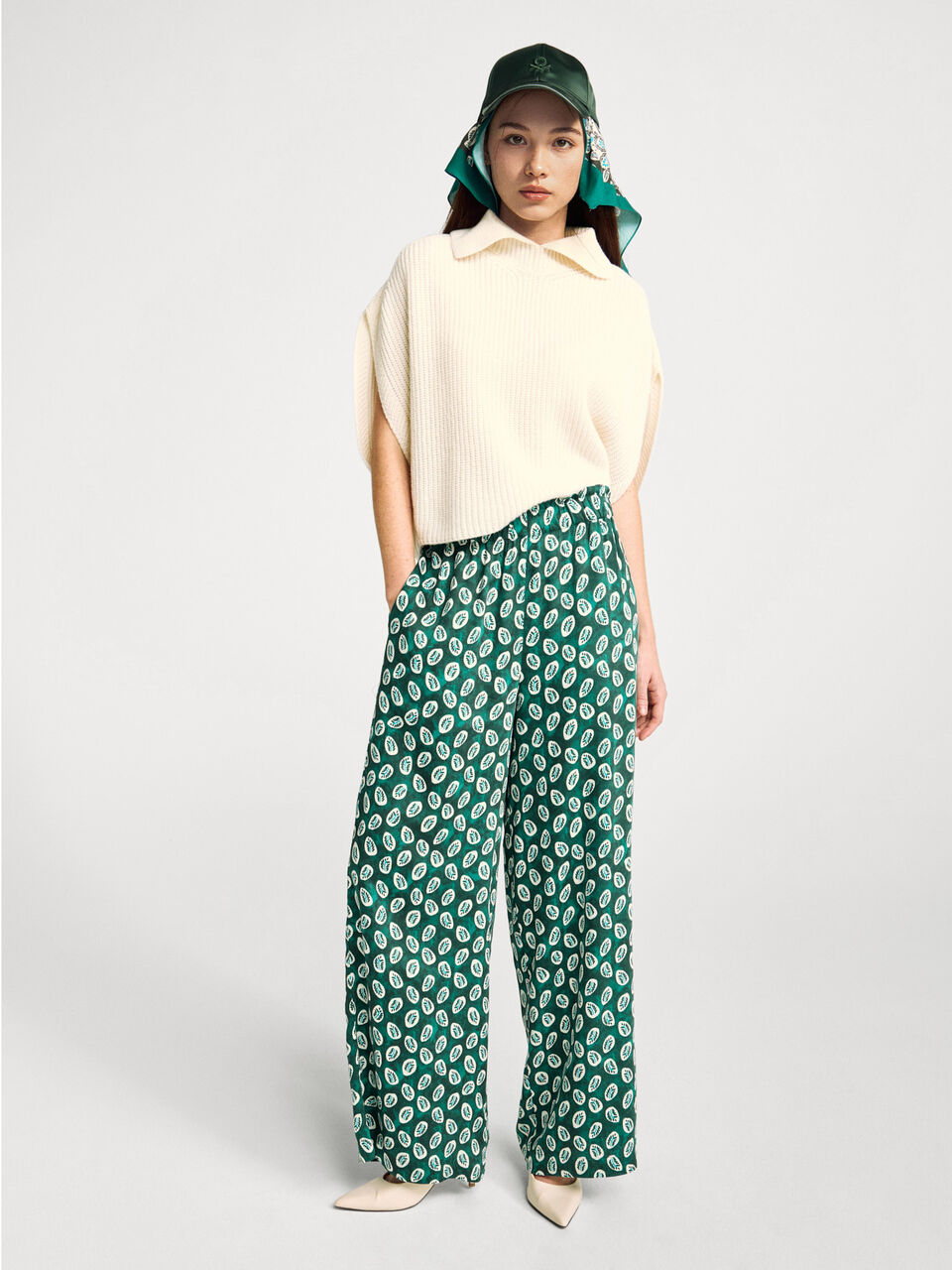 Flowy trousers with bandana print