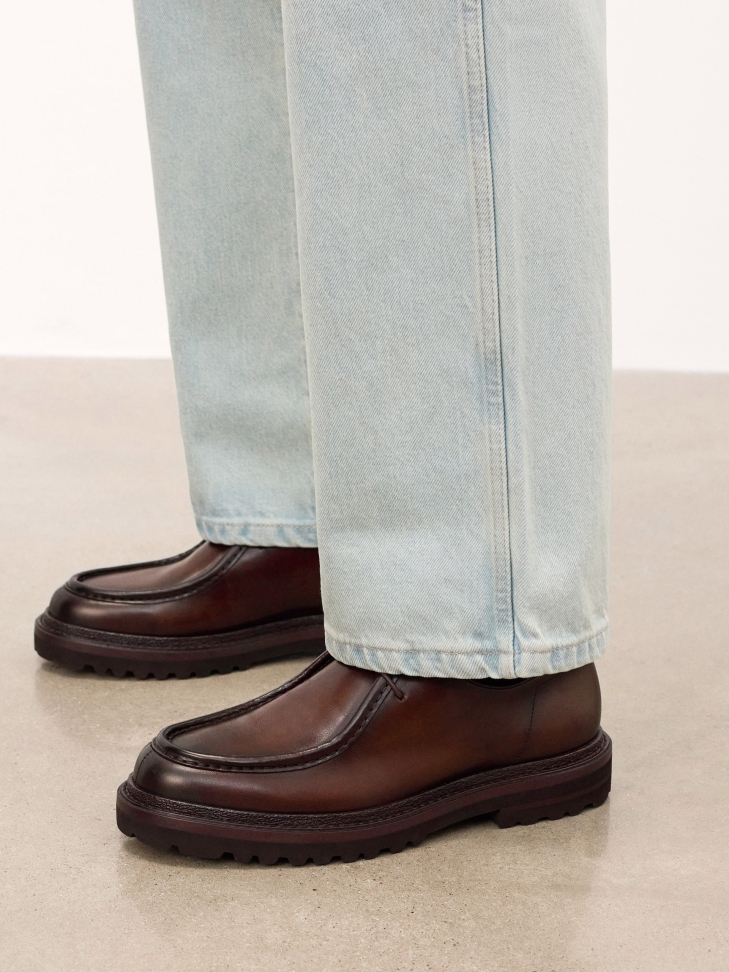 Leather shoes with short lacing