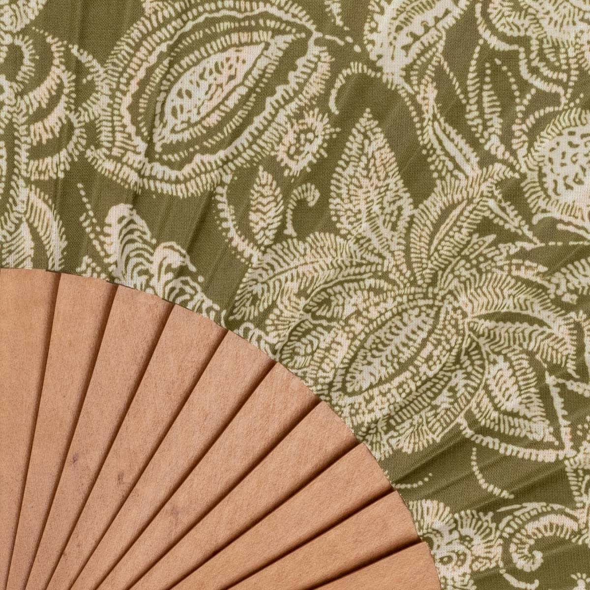 - Éventail en bois de merisier et coton imprimé fleuri kaki