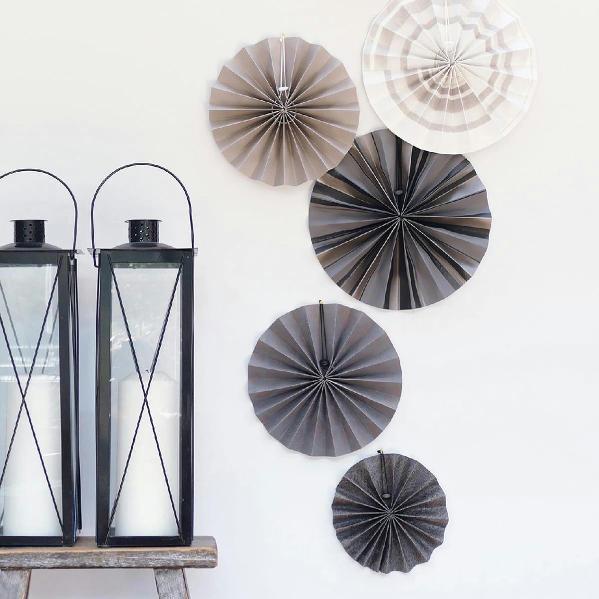 - Décorations murales en chutes de papiers peints. 60/60 cm