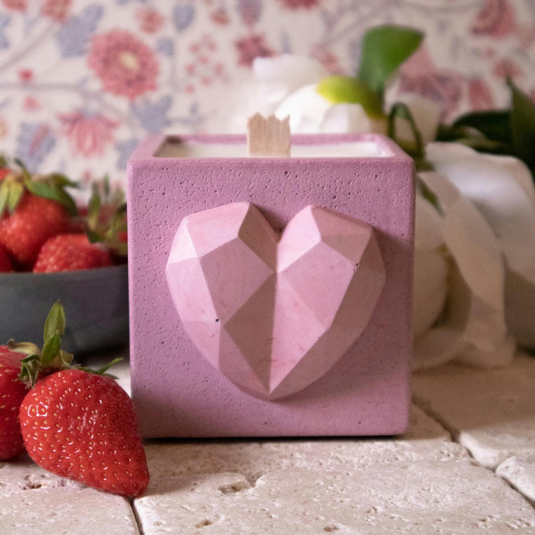 LOVE - Bougie en béton rose pastel parfum fleur de coton