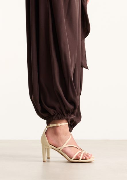 Beige sandalen met hak