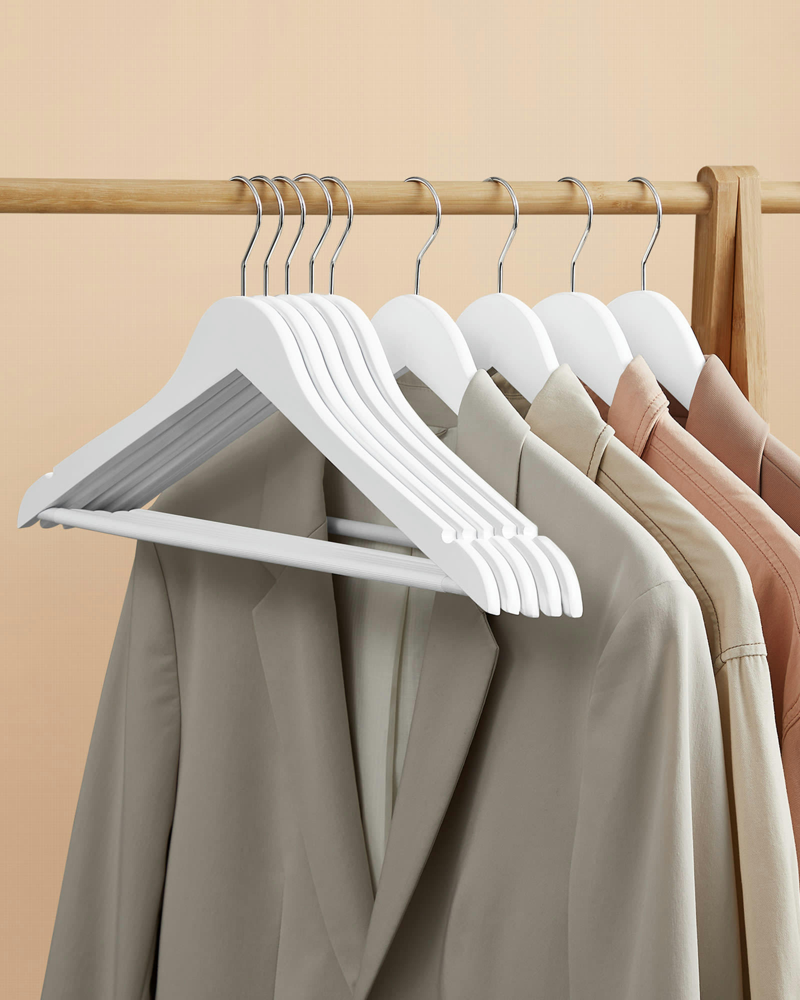 - Cintres antiglisse en bois blanc et argent lot de 50